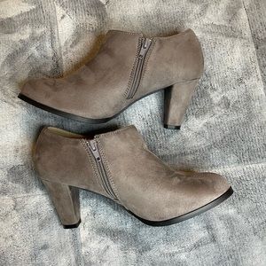 Journee Collection Sanzi Bootie size 8 Gray